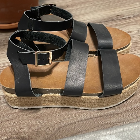 Size 8.5 platform Sandals - Picture 2 of 3